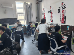 <b>工厂采用“1+4”式：1名首席策略师+4人专项小组</b>